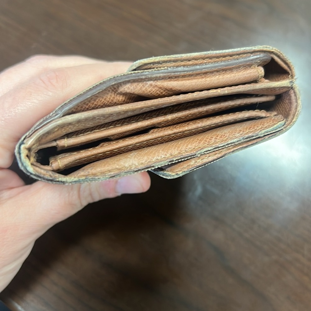 Authentic LV small Wallet - Picture 10 of 11